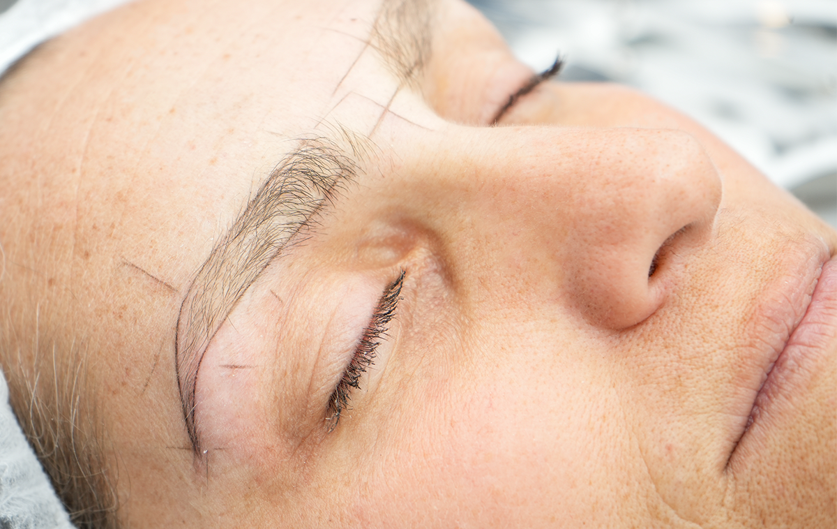 Rejuvenece tu rostro con la micropigmentación de cejas